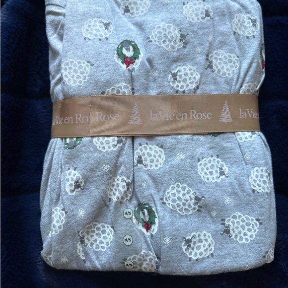 La Vie En Rose Pajama Set with Sheep and Wreath Design - Picture 1 of 2